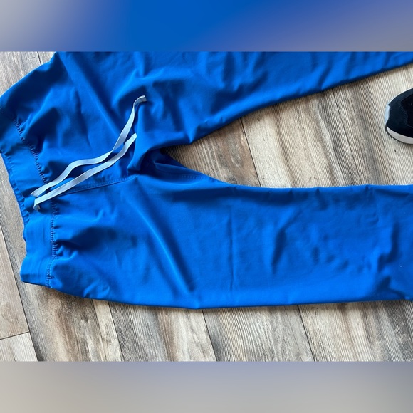 Figs large top and xl petite bottoms - Picture 2 of 8